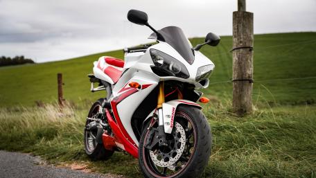 Yamaha YZF-R1 wallpaper