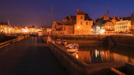 Charming Nighttime Dock Scene in the City wallpaper