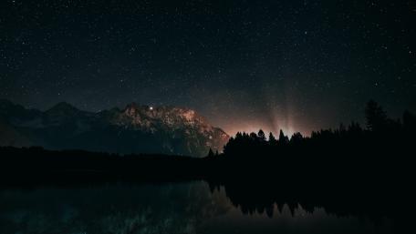 Starry Night Over Majestic Mountains wallpaper
