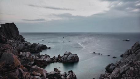 Serene Coastal Paradise in 4K Quality wallpaper