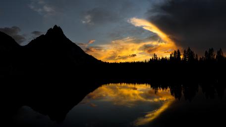Serenity at Twilight Over Still Waters wallpaper