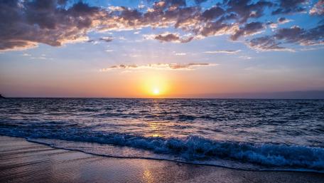 Serene Beach Sunset Over Tranquil Waves wallpaper