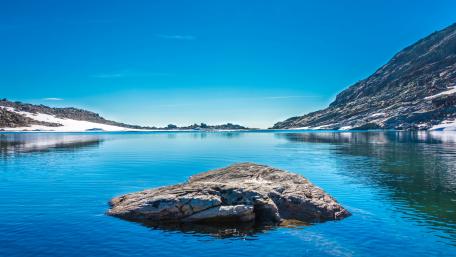 Serene Lake Under a Clear Blue Sky wallpaper