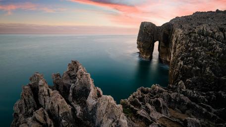 Sunset Serenity at a Majestic Natural Arch wallpaper