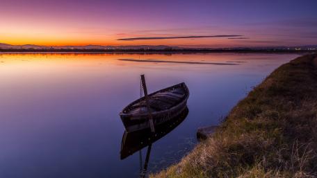 Tranquil Sunset on the Lake wallpaper