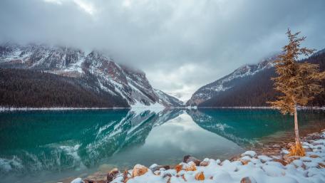 Cloudy Lake Louise wallpaper