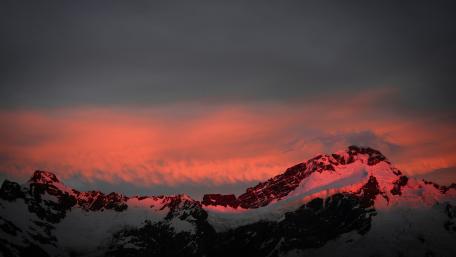Majestic Mountain Sunset Glow wallpaper