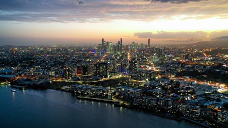 Cityscape Serenity at Dusk wallpaper