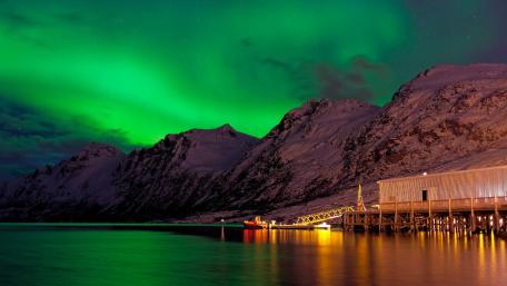 Majestic Green: Aurora Over Snowy Peaks wallpaper