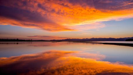 Yellowstone Lake at sunset wallpaper