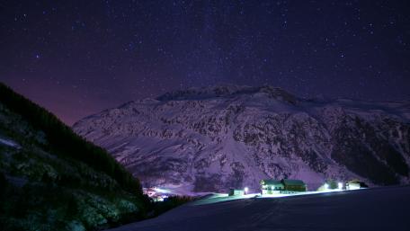 Starlit Serenity Over Snowy Mountain Cottage wallpaper