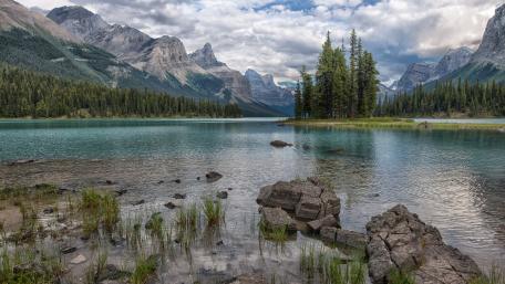 Maligne Lake and Spirit Island wallpaper