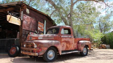Vintage Pickup Truck under the Sun's Embrace wallpaper