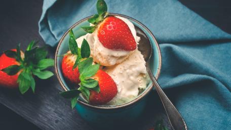 Delicious Strawberry Ice Cream Delight wallpaper