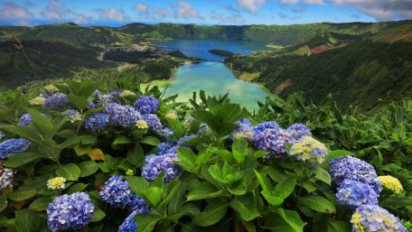 The Lagoa Verde and the Lagoa Azul wallpaper