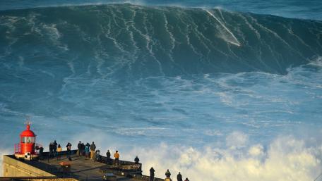 Giant Waves Nazaré wallpaper