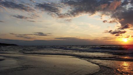 Tranquil Sunset Over Serene Shoreline wallpaper