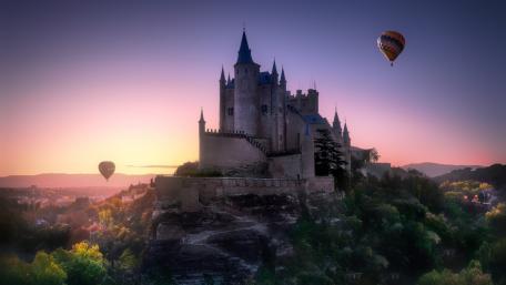 Alcazar de Segovia with hot air balloons wallpaper