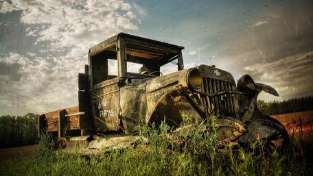 Rusty Vintage Truck in Overgrown Field wallpaper