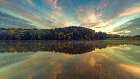 Serenity in Autumn's Reflection wallpaper