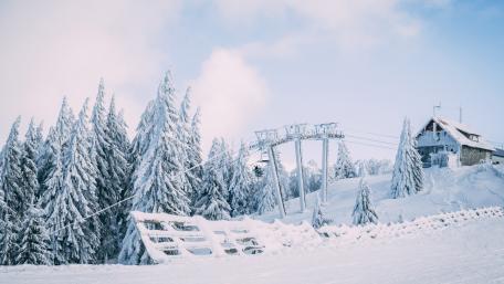 Winter Wonderland with Cable Car Views wallpaper