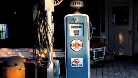 Vintage Gasoline Pump at a Classic Filling Station wallpaper