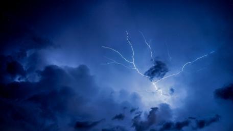 Nature's Electric Show: Thunderstorm Lightning Display wallpaper