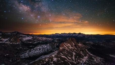 Starry Night Over Mountain Peaks wallpaper