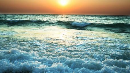 Tranquil Sunset Over Ocean Waves wallpaper