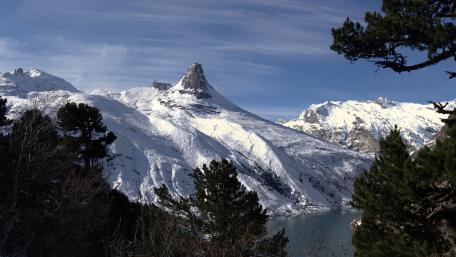 Majestic Alpine Peaks in Snowy Serenity wallpaper