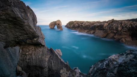 Majestic Coastal Serenity in 5K wallpaper