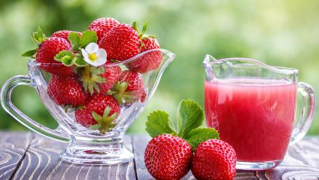 Refreshing Strawberry Juice and Fresh Berries Delight wallpaper