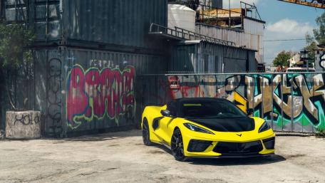 Sleek Corvette Stingray in Urban Art Scene wallpaper