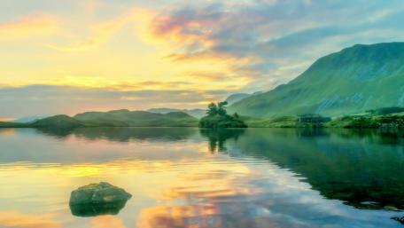 Serene Reflection of Nature's Beauty at Sunset wallpaper
