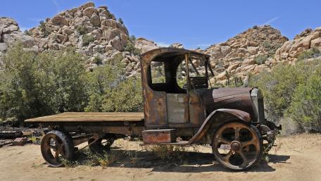 Rusty Vintage Truck in Desert Landscape wallpaper