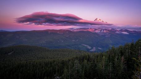 Majestic Dusk Over Serene Mountains wallpaper