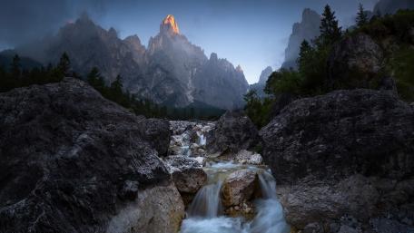Serene Mountain River at Dawn wallpaper