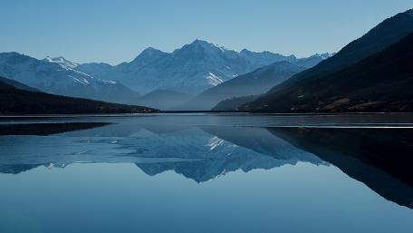Blue Serenity: Mountain Lake at Dusk wallpaper