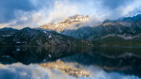 Majestic Mountain Reflections on Tranquil Lake wallpaper