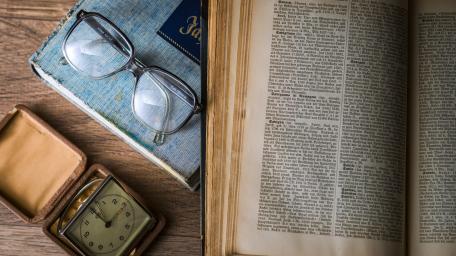 Timeless Elegance of Vintage Reading Moments wallpaper
