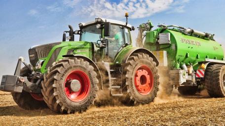 Fendt Favorit in Action on Farm Field wallpaper