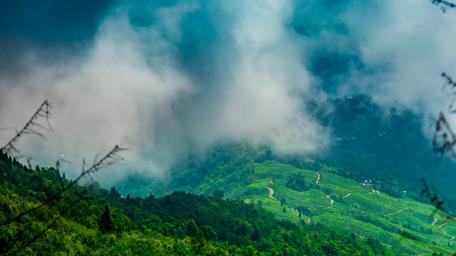 Cloudy sky in Darjeeling wallpaper