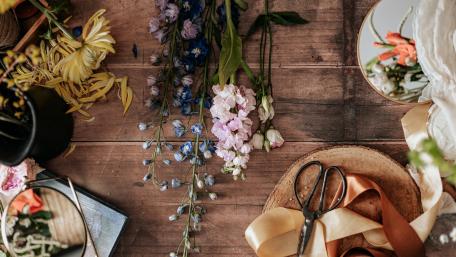 Floral Elegance on Rustic Wood Planks wallpaper