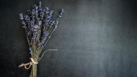 Elegant Lavender Blossom Bouquet Wallpaper wallpaper