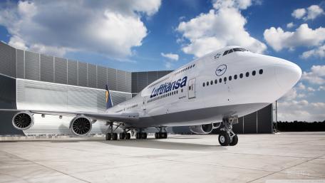 Impressive Lufthansa Boeing 747 on Runway wallpaper