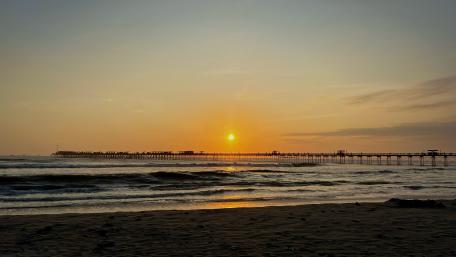 Serene Sunset Over the Ocean Pier wallpaper