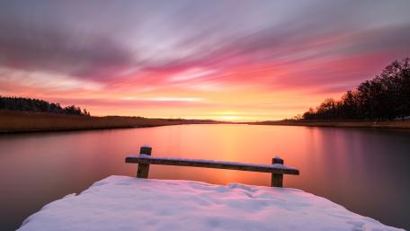 Morning Serenity on a Snow-Covered Pier wallpaper