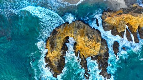 Keyhole arch at Pfeiffer beach, Big Sur Cove wallpaper