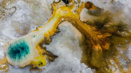 Thermal pool at Yellowstone National Park wallpaper