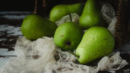 Fresh and Juicy Pears in a Basket wallpaper
